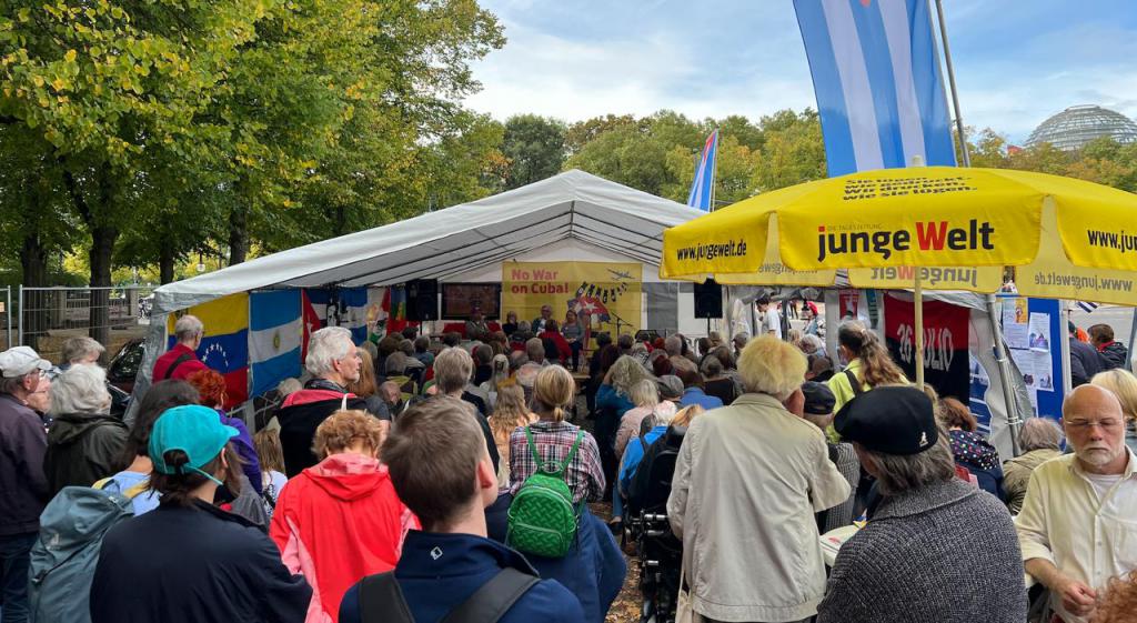 12.-19.9.26 Protestwache „No War on Cuba!“ vor der US-Botschaft am Brandenburger Tor 42 diskussionsveranstaltungen 1