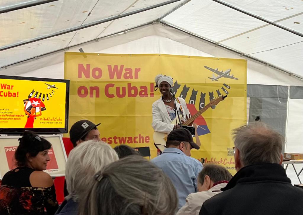 12.-19.9.26 Protestwache „No War on Cuba!“ vor der US-Botschaft am Brandenburger Tor 41 empress beatriz