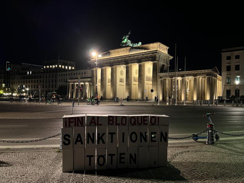 12.-19.9.26 Protestwache „No War on Cuba!“ vor der US-Botschaft am Brandenburger Tor 43 fin al bloqueo 0