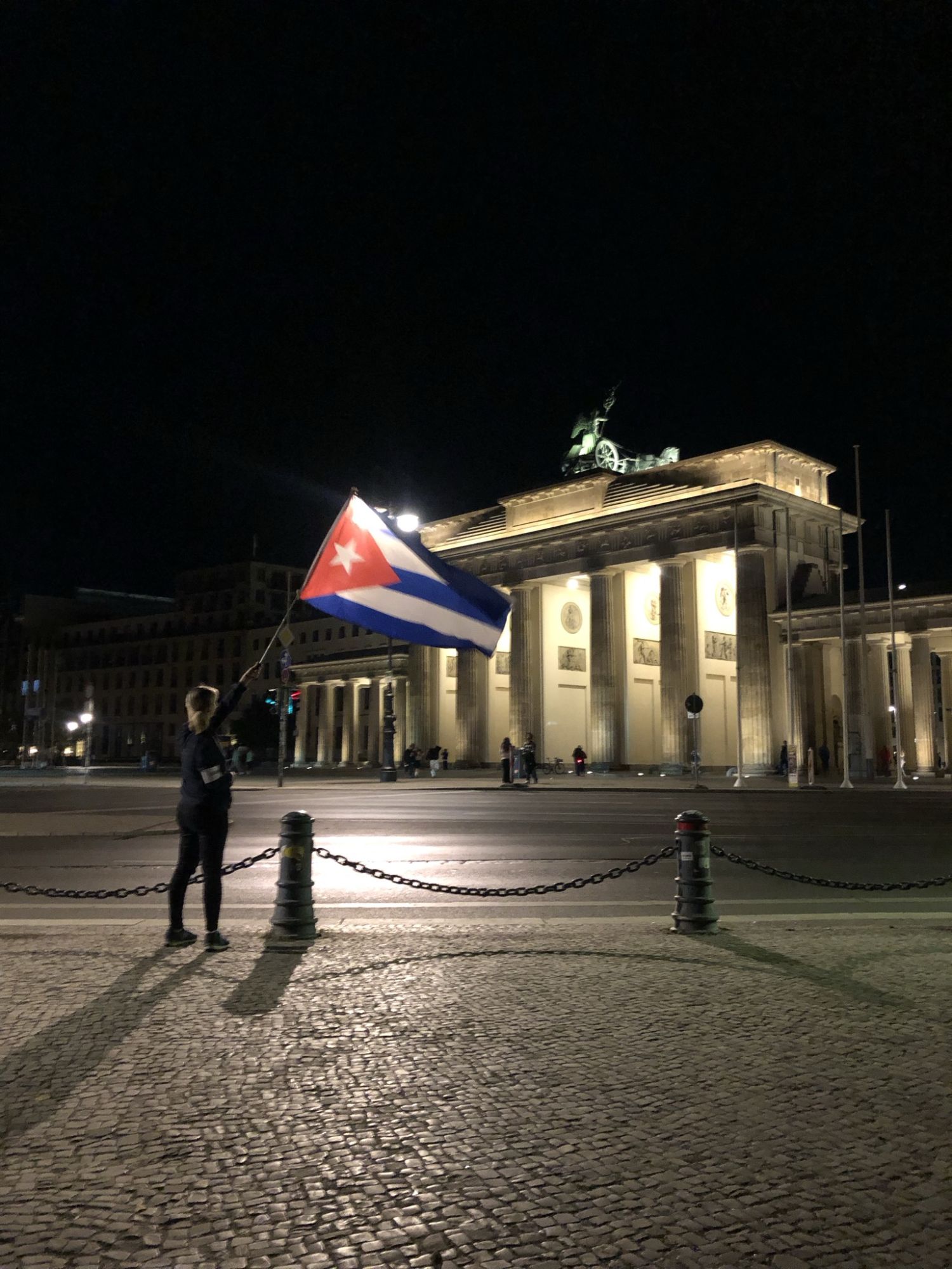 Home 26 12.-19.9.26 Protestwache „No War on Cuba!“ vor der US-Botschaft am Brandenburger Tor