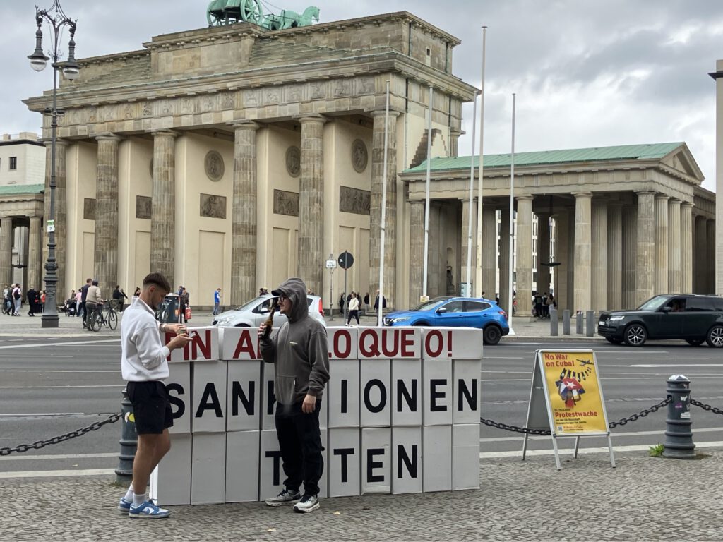 12.-19.9.26 Protestwache „No War on Cuba!“ vor der US-Botschaft am Brandenburger Tor 15 signal 2026 09 13 22 36 51 899 2