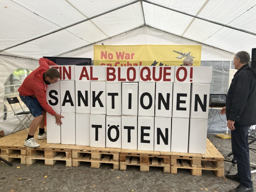 12.-19.9.26 Protestwache „No War on Cuba!“ vor der US-Botschaft am Brandenburger Tor 16 signal 2026 09 13 22 36 51 899 3