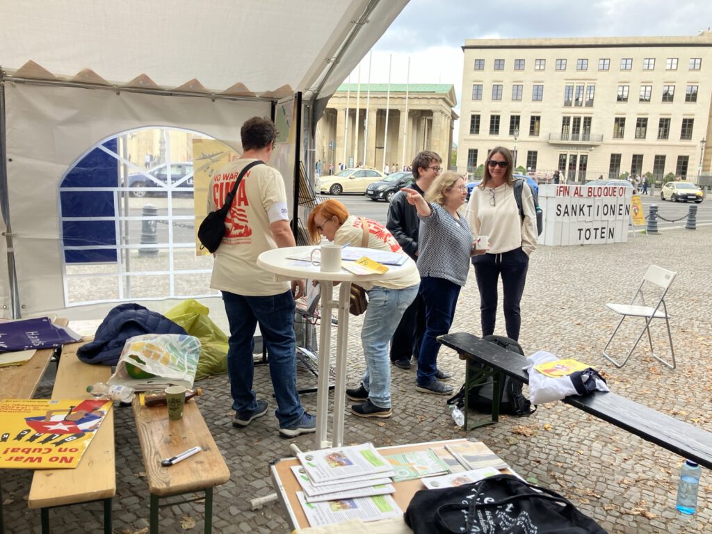 12.-19.9.26 Protestwache „No War on Cuba!“ vor der US-Botschaft am Brandenburger Tor 13 signal 2026 09 13 22 36 51 899 5