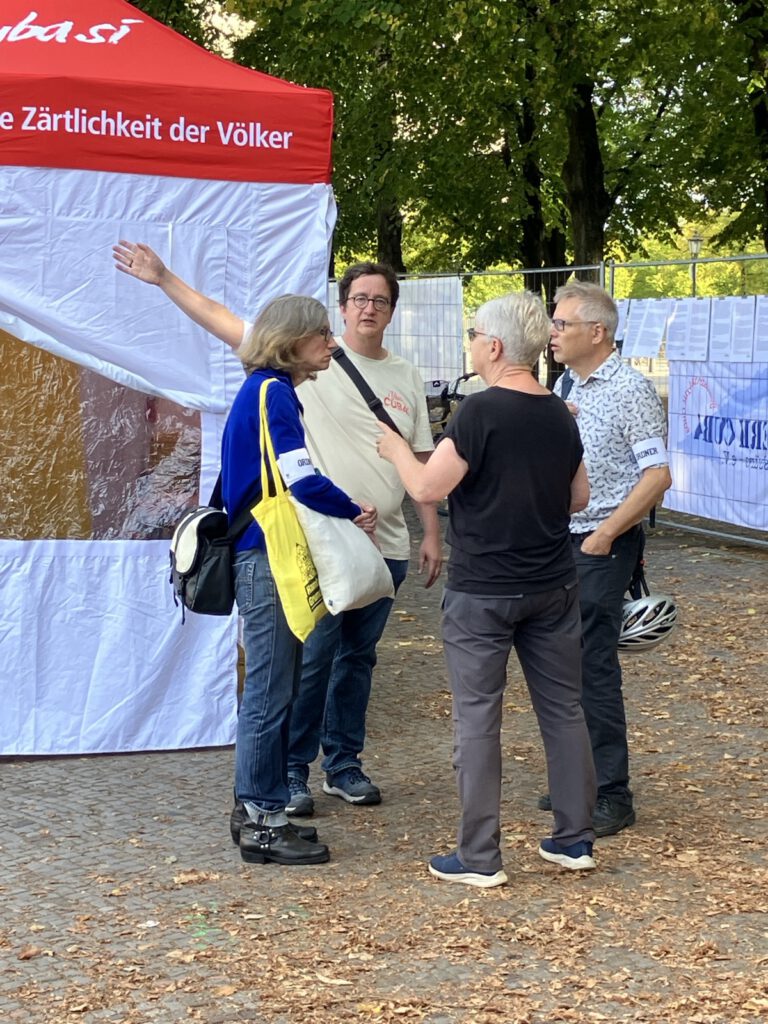 12.-19.9.26 Protestwache „No War on Cuba!“ vor der US-Botschaft am Brandenburger Tor 12 signal 2026 09 13 22 36 51 899 6