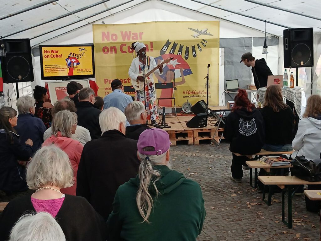 12.-19.9.26 Protestwache „No War on Cuba!“ vor der US-Botschaft am Brandenburger Tor 30 signal 2026 09 17 21 39 26 089 43636935407067965382
