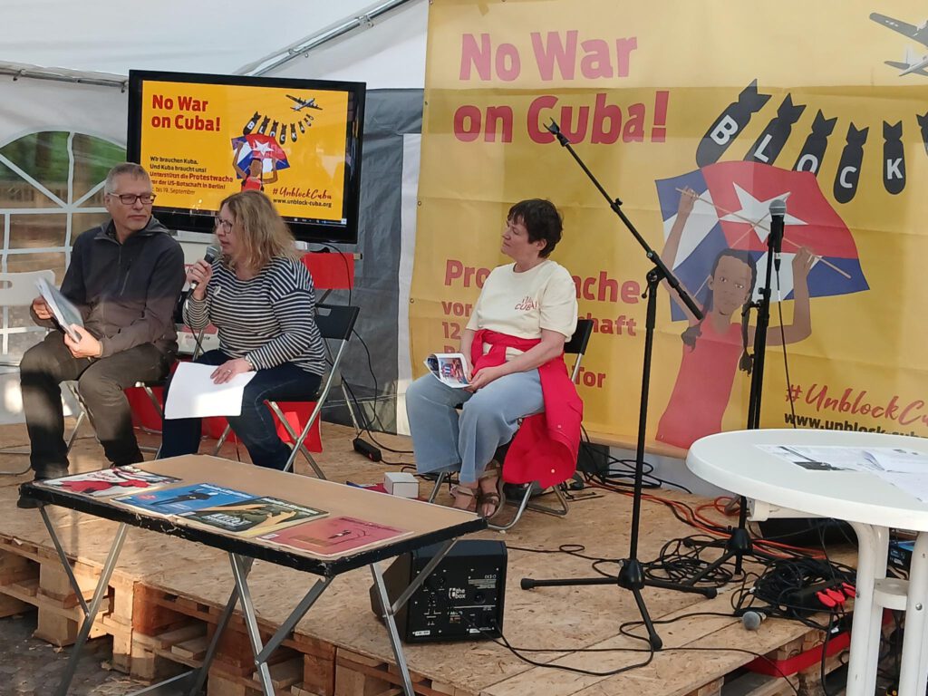 12.-19.9.26 Protestwache „No War on Cuba!“ vor der US-Botschaft am Brandenburger Tor 38 signal 2026 09 18 21 44 45 551 1