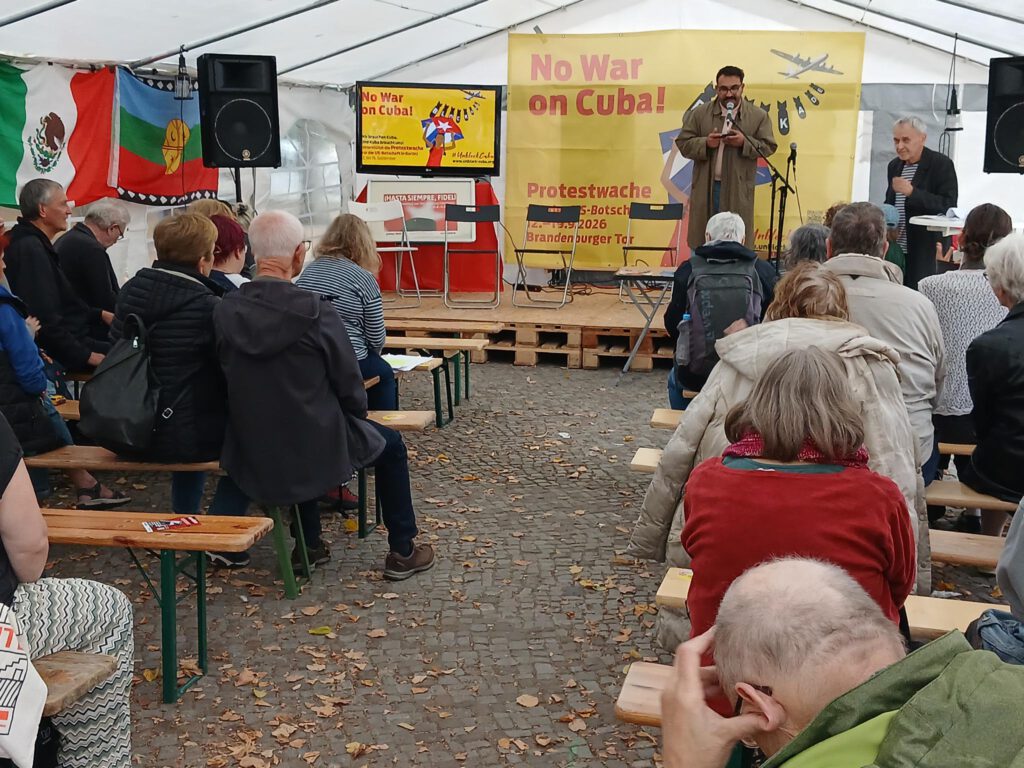 12.-19.9.26 Protestwache „No War on Cuba!“ vor der US-Botschaft am Brandenburger Tor 35 signal 2026 09 18 21 44 45 551