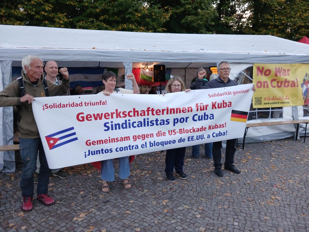 12.-19.9.26 Protestwache „No War on Cuba!“ vor der US-Botschaft am Brandenburger Tor 37 signal 2026 09 18 21 44 45 551 3