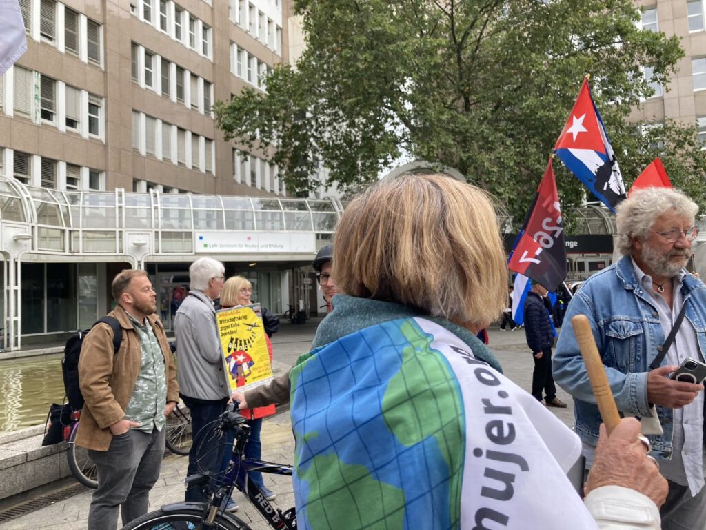 17.9.26 Kundgebung auf dem Bertha-von-Suttner-Platz nahe US-Generalkonsulat in Düsseldorf 4 Kundgebung 2269